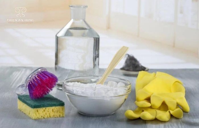 Baking soda và muối thường được sử dụng để khử mùi nhà vệ sinh nhanh chóng