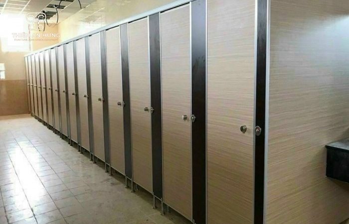 thi công vách ngăn vệ sinh compact